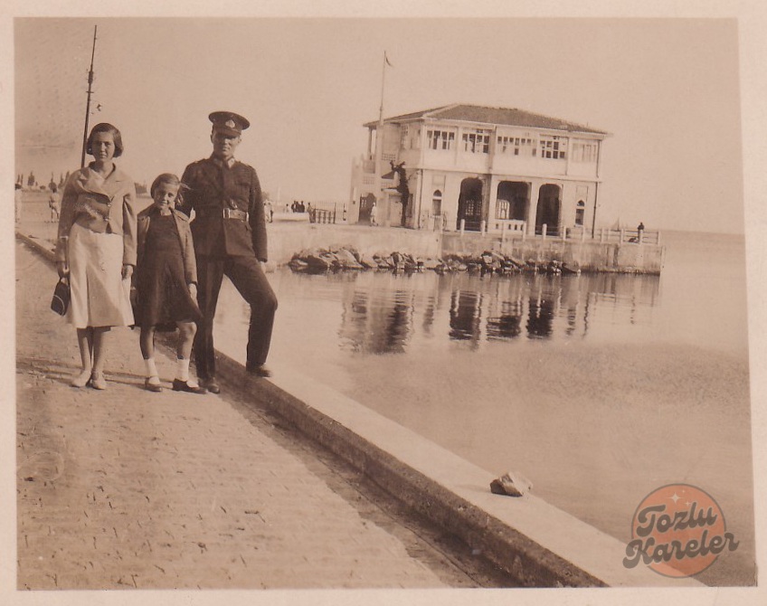 1930'lu yıllara ait, tarihi Kadıköy Moda İskelesi'nde bir asker, eşi ve kızının fotoğrafı