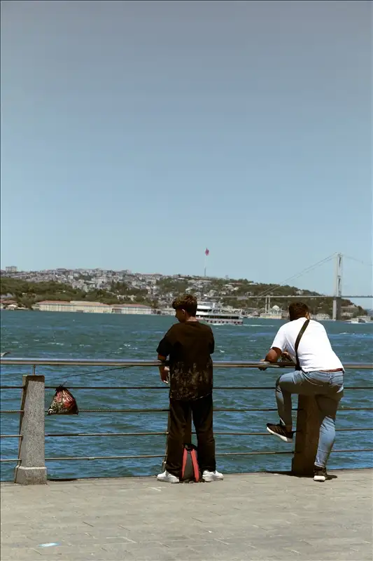 Üsküdar sahili ve arka planda boğaz köprüsü... İstanbul'un en güzel izleme noktalarından biri.