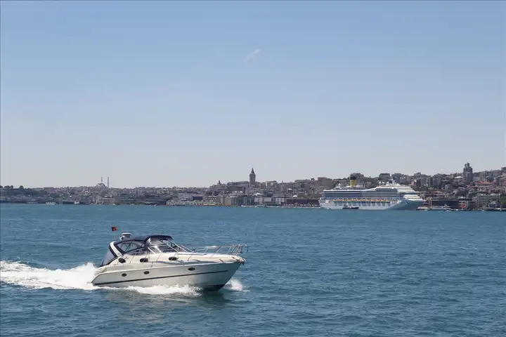 Üsküdar sahili ve güneşli güzel bir günde istanbul avrupa yakası büyük yolcu gemisi ve galata kulesi manzarası