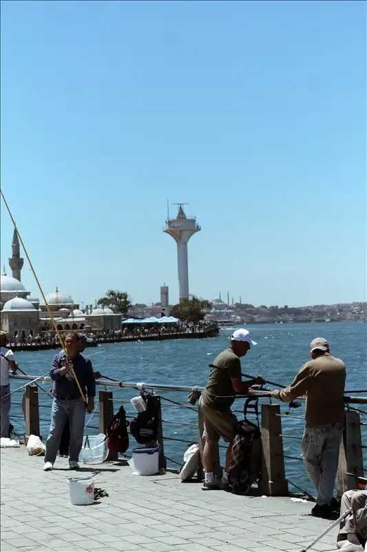 Kimi derin bir sohbette, kimi maviliğin ortasında kendi dünyasında... Üsküdar’da balıkçıların günü.