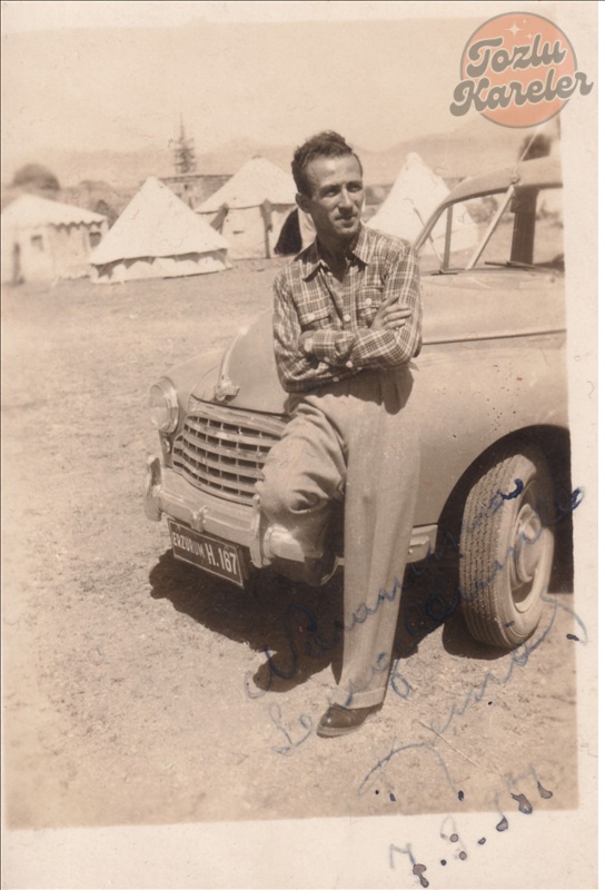 1951 yılı Erzurum plakalı klasik araba önünde duran adamın sepya tonlarında nostaljik fotoğrafı