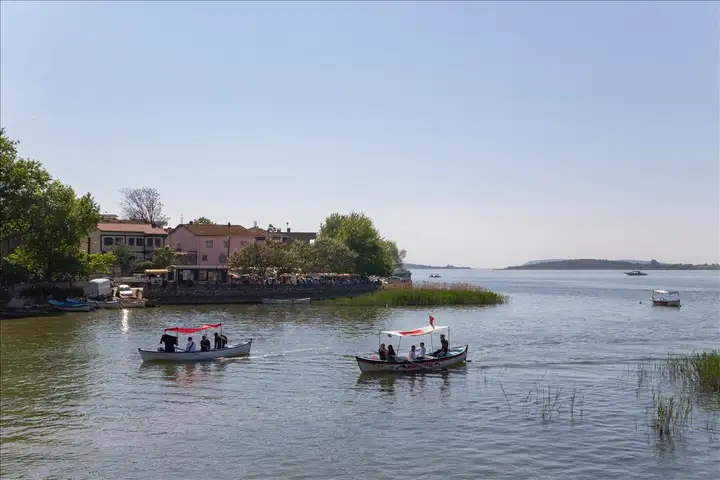 Bursa Gölyazı'nın en popüler aktivitelerinden biri olan tekne turları, gölden köyün tarihi dokusunu izleme imkanı sunuyor.