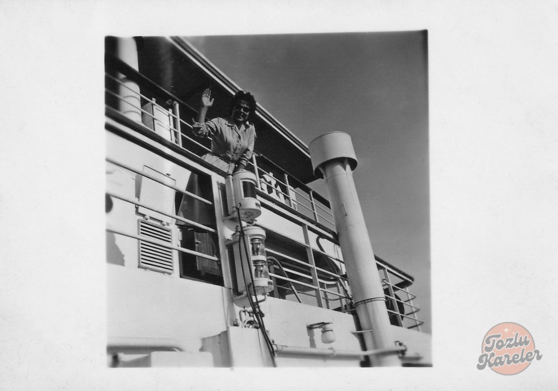 6 Haziran 1956 tarihli siyah beyaz fotoğrafta Akdağ gemisinin güvertesinden el sallayan kadın