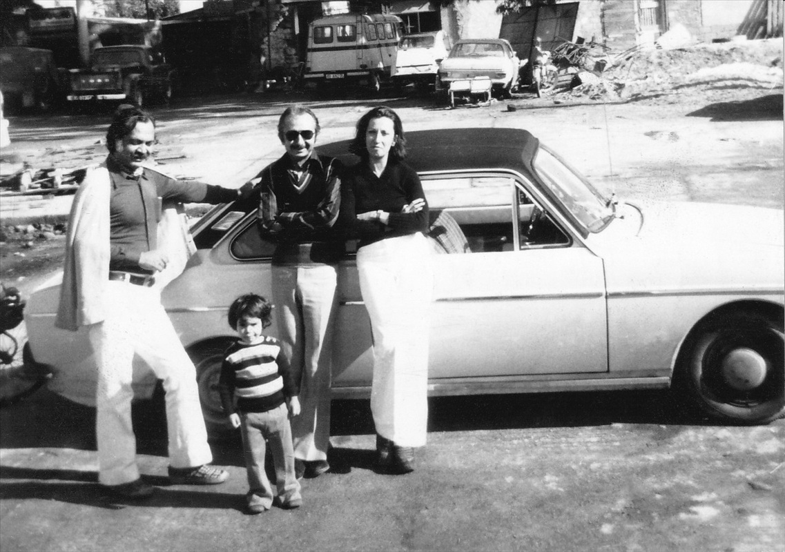 1970ler-klasik-araba-retro-aile-fotografi